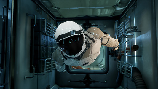 零重力宇航员检查他的宇宙飞船模块。 