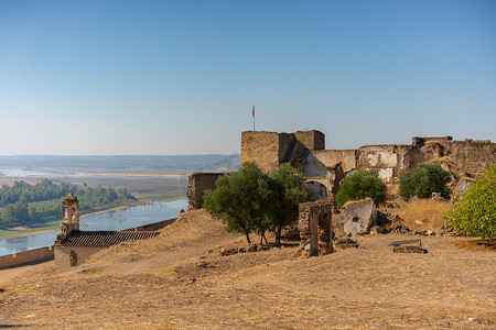 葡萄牙阿连特茹的 Juromenha 美丽废墟城堡堡垒和瓜迪亚纳河
