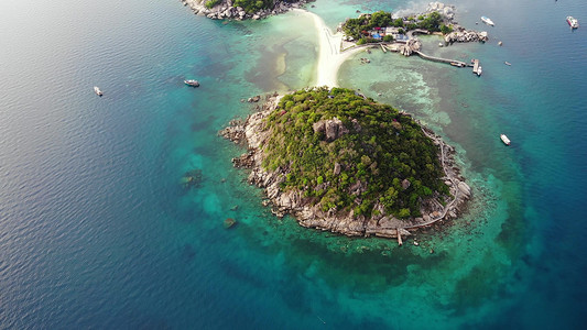 平静多彩的蔚蓝绿松石海靠近热带小火山岛涛岛，独特的小天堂 Nang Yuan。