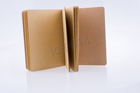 有开放页的棕色笔记本