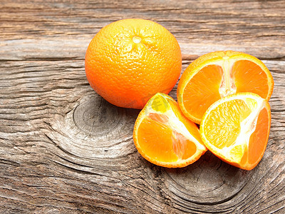 旧桌上的半个橙子