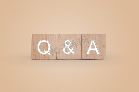 木制立方体上的 Q 和 A 字母表手持背景。