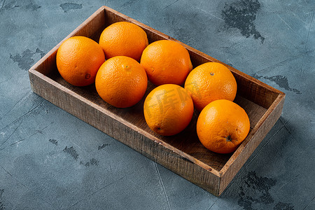 生有机卡拉脐橙，装在木箱里，灰色石头背景，有复制空间和文本空间