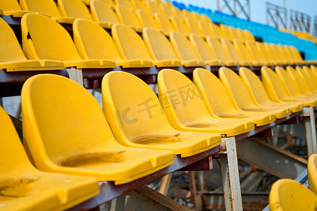 大讲台摄影照片_小型运动场讲台上的黄色塑料座椅