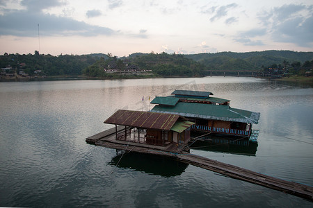 河上的浮动房屋和船屋