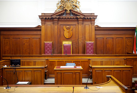 木椅子摄影照片_空荡荡的法庭，有旧木镶板