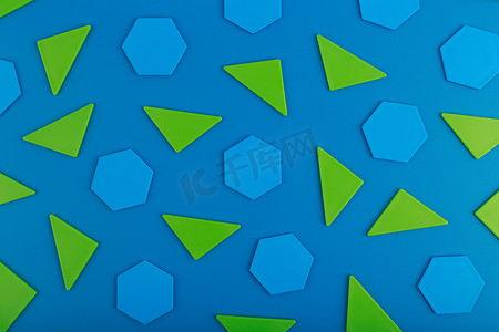 六边形几何摄影照片_蓝色背景上带有绿色三角形和蓝色多边形的抽象几何背景