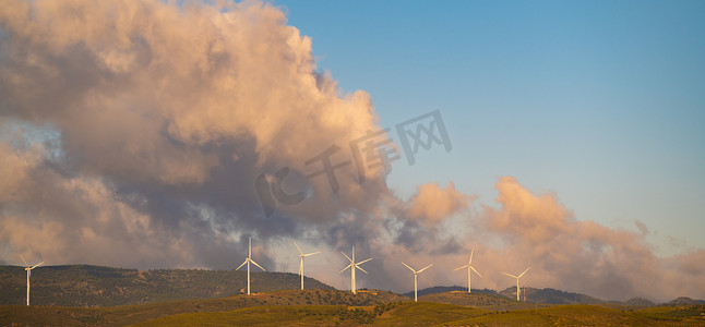 可持续资源摄影照片_有多云天空的风车