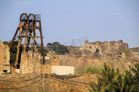 废弃矿山摄影照片_La Union 村矿山废弃建筑和机械遗迹