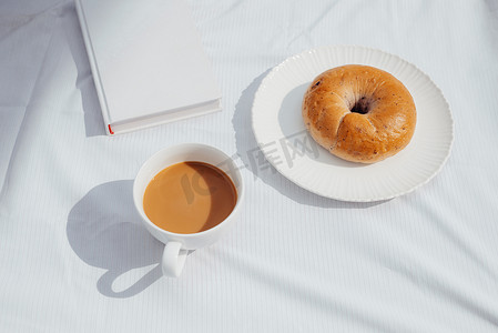 咖啡、一本好书和面包，在自助餐厅度过一个美好的早晨