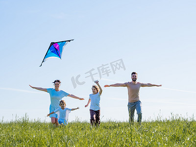 暑假带着风筝奔跑
