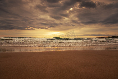 壮丽的海洋日出与破浪。