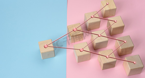 粉色蓝色背景中的木块，管理的分层组织结构