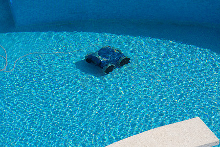 花园游泳池摄影照片_游泳池的新机器人