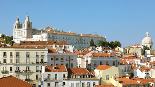恩格斯诞辰摄影照片_葡萄牙里斯本一个美丽的夏日，阿尔法玛老区拥有圣维森特德福拉修道院和圣恩格拉西亚圆顶