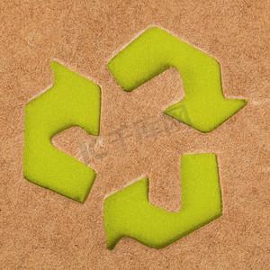 纸板箱背景上的绿色回收符号