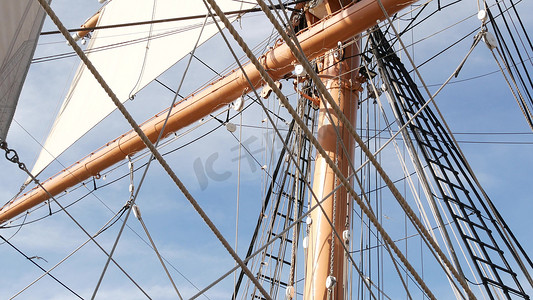 校园之星摄影照片_美国加利福尼亚州圣地亚哥 — 2020 年 1 月 30 日：复古帆船印度之星，海事博物馆的全木桅杆。