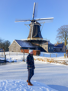 Pelmolen Ter Horst，Rijssen Netherlands 在多雪的天气期间积雪的风车