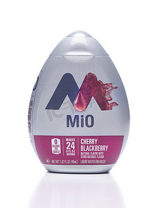 加利福尼亚州欧文市 - 2020 年 6 月 8 日：一瓶 Mi0 樱桃黑莓水增强剂。