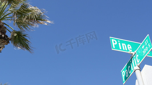 在十字路口的太平洋街道路标，路线 101 旅游目的地，加利福尼亚州，美国。