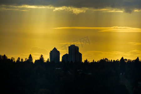 日落天空背景下的住宅塔剪影