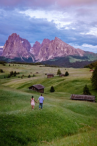 情侣在意大利多洛米蒂山度假，Alpe di Siusi - Seiser Alm Dolomites, Trentino Alto Adige, South Tyrol, Italy,