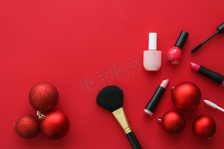 用于美容品牌圣诞促销的化妆品和化妆品产品套装，豪华红色平面背景作为假日设计