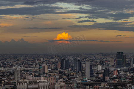 神木出云摄影照片_日落前曼谷的城市景观营造出充满活力的感觉，为即将到来的一天做好准备。