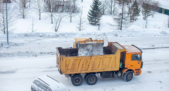 冬季从雪中清洁和清洁城市道路