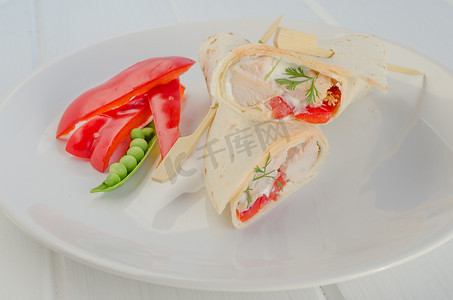 oil摄影照片_Grilled WRAP with garlic cream and fresh vegetable with oil dressing油酱