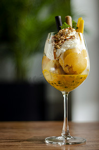 芒果和百香果热带玻璃冰淇淋圣代