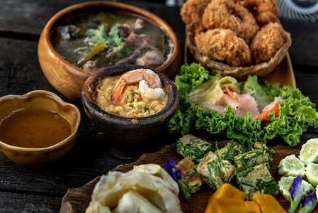 套餐推出摄影照片_与家人、朋友或爱人一起用餐的套餐，泰国传统美食。