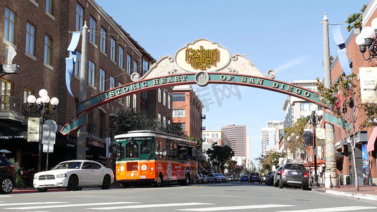美国加利福尼亚州圣地亚哥 — 2020 年 2 月 13 日：Gaslamp Quarter 第五大道历史入口拱门标志。