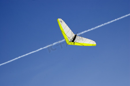 悬挂滑翔机摄影照片_悬挂式滑翔机反对深蓝的天空