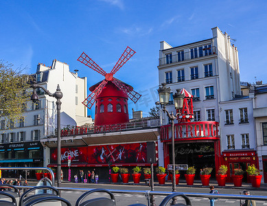 巴黎/法国 — 2019年4月6日：红磨坊是法国巴黎著名的歌舞表演。