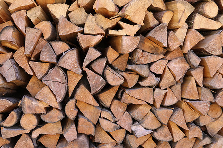 用于点燃炉子的堆叠木柴。