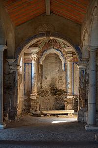 葡萄牙阿连特茹废墟中的 Juromenha abdandoned 城堡教堂内部