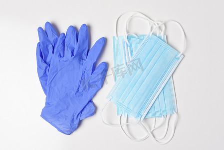 一组医用口罩和白色手套，高角度拍摄。