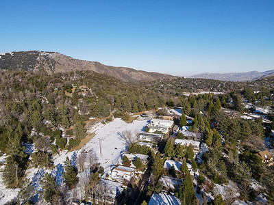 雪天历史悠久的朱利安市中心城市的鸟瞰图。