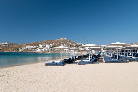 Ornos 海滩 Mykonos 岛，著名的 Ornos 海滩，在希腊基克拉泽斯岛的 Mykonos 岛设有日光浴床，翡翠清澈的 Ornos 海滩