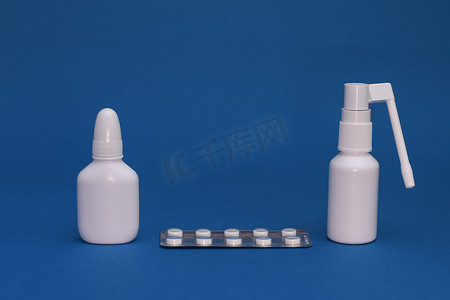 白色瓶装喉咙喷雾剂和鼻腔喷雾剂，泡罩包装中的药片。