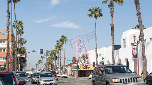 星剧院，太平洋海岸高速公路 1，历史路线 101。美国加利福尼亚州街道上的棕榈树