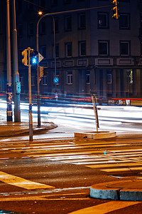 在夜间街道上从过往的汽车和红绿灯上剥离
