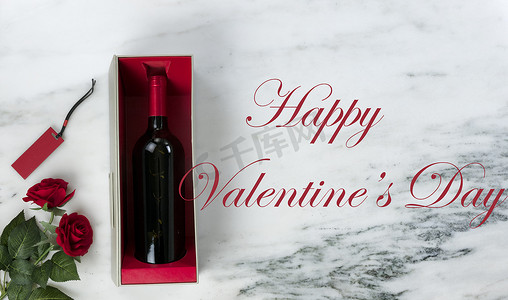 红酒礼盒摄影照片_情人节快乐，在天然大理石的礼盒里放着可爱的红玫瑰花和红酒