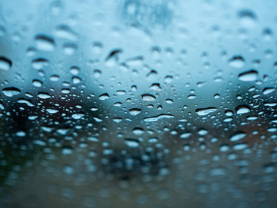 下大雨摄影照片_雨海下大雨时，玻璃上的雨滴