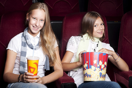 两个美女在电影院看电影