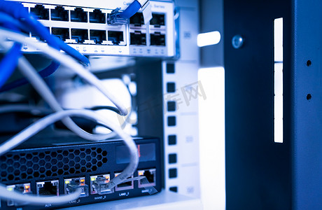 数据中心的网络交换机和以太网电缆。