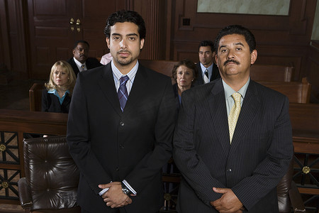 两名男子站在法庭肖像