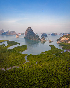 坪摄影照片_Sametnangshe 全景，攀牙湾山景，安达曼海红树林，黄昏天空，泰国攀牙旅游目的地