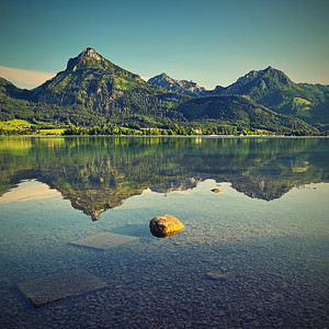 风景摄影照片_夏季有湖泊和山脉的美丽风景。